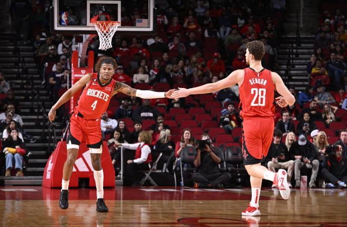 火箭对决人民队锤炼彼此对抗技巧