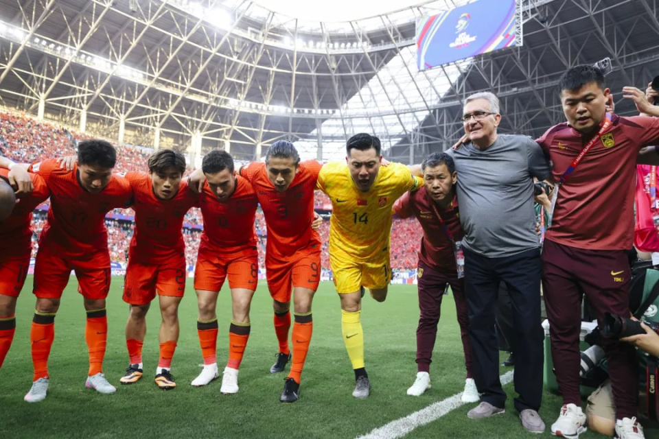 国际足球赛事竞技激烈，中国队崭露头角的简单介绍