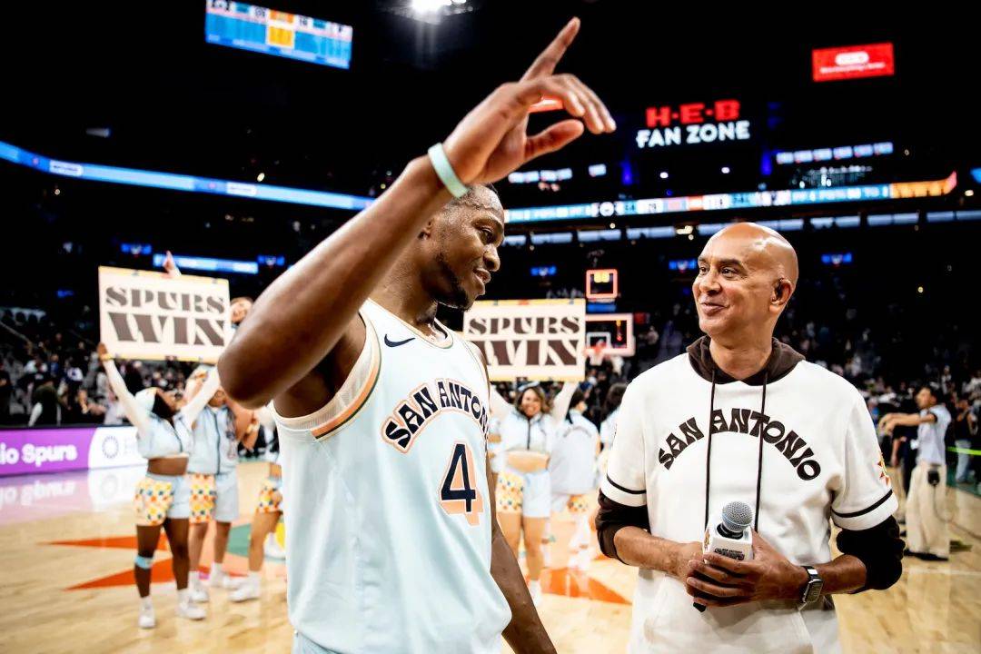 独行侠逆转马刺，球队士气高涨备战下一场比赛的简单介绍