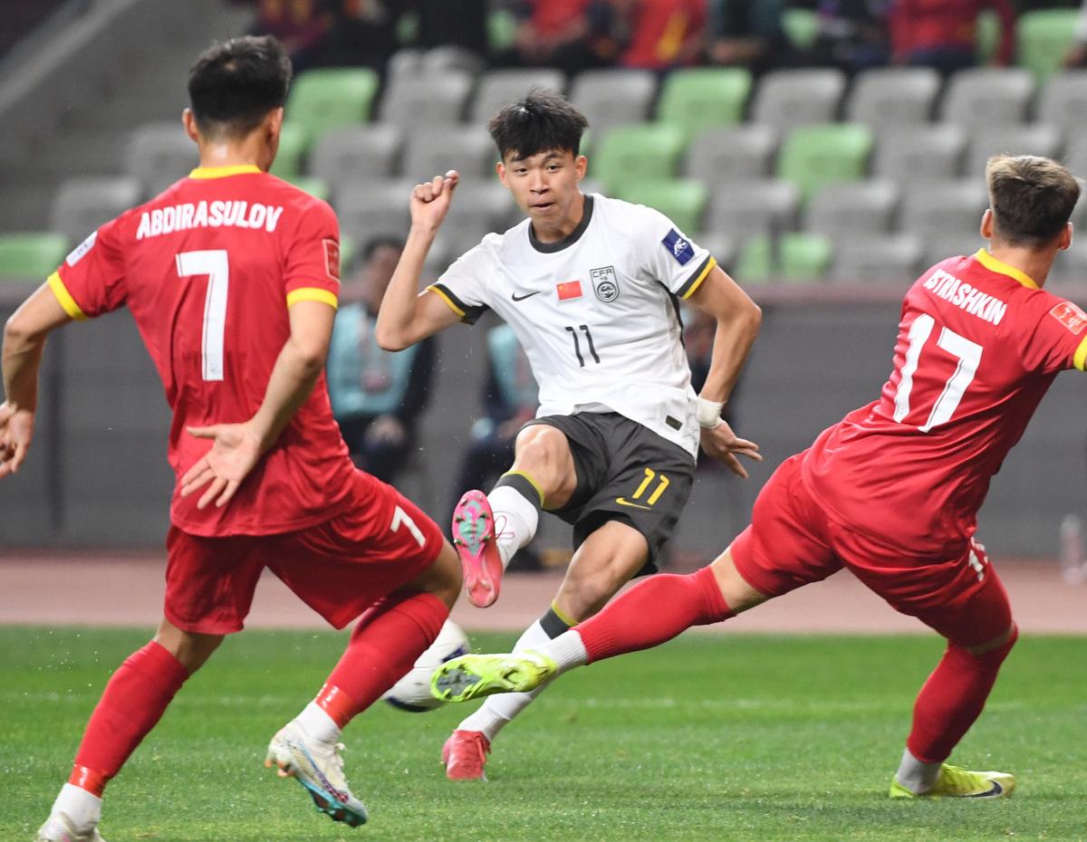 国家队球员在比赛中展现团队合作精神