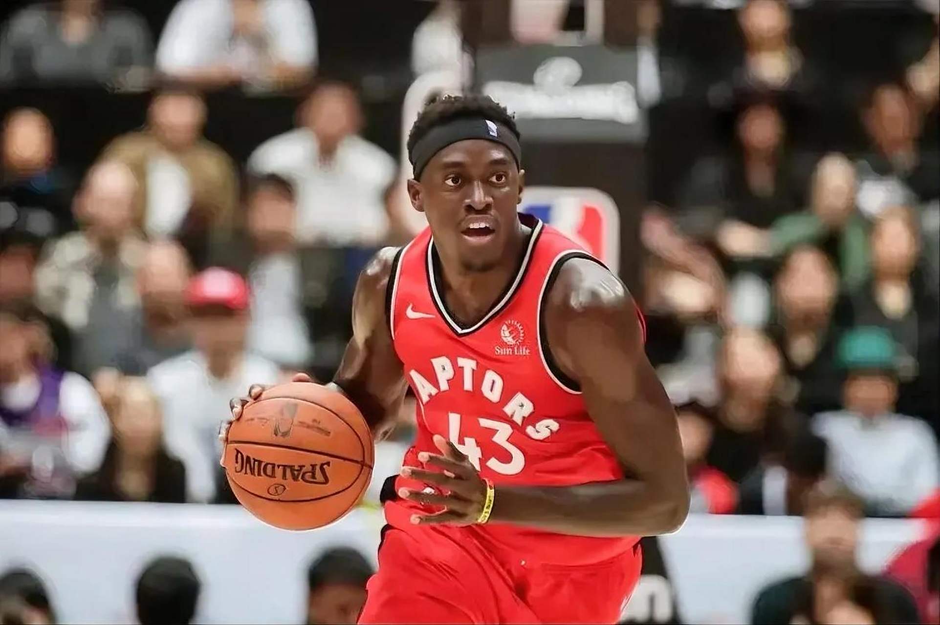 关于猛龙前锋持球找机会投篮，助球队逆袭成功的信息