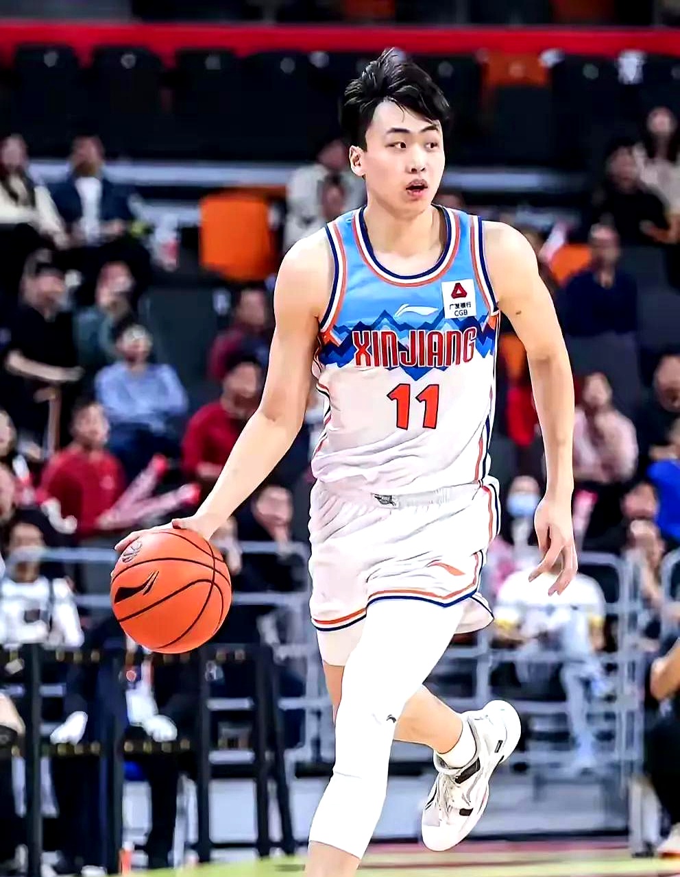 新疆男篮外援出色，奠定胜利基础
