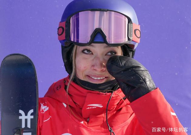 1xbet体育网页版-俄罗斯选手在举重比赛中勇夺冠军，队员激动落泪