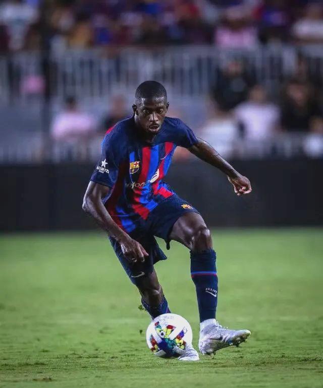 包含巴萨后卫表现抢眼，获得联赛最佳球员评选的词条