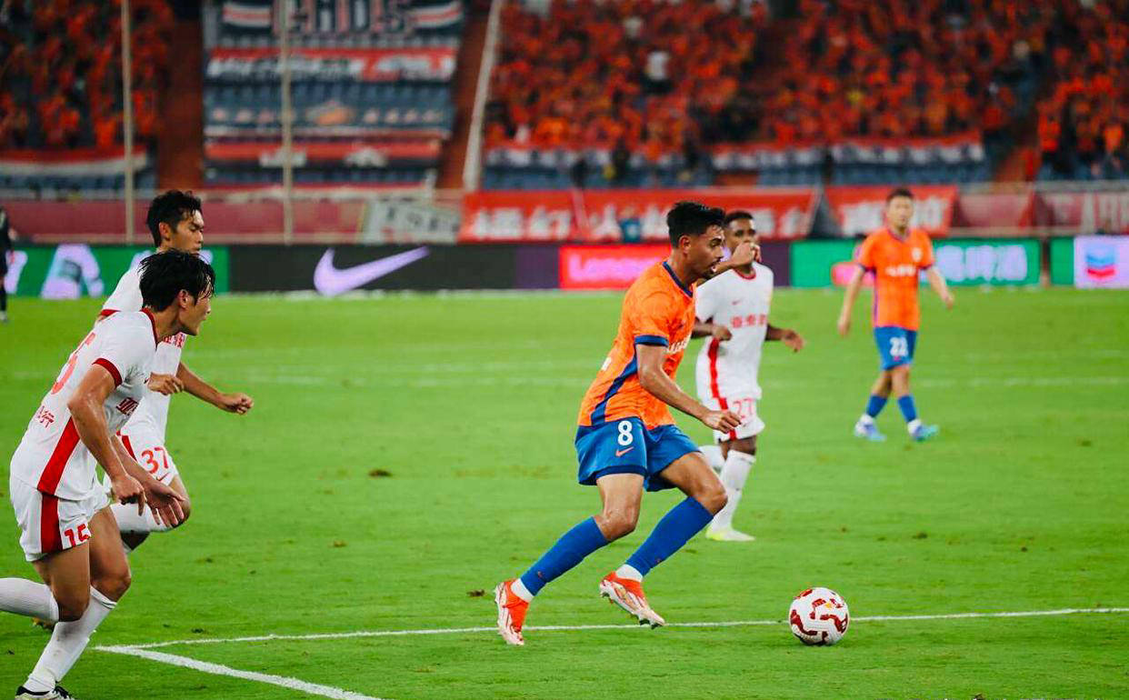 1xbet体育网页版登录入口-足球比赛场面火爆，球员状态火热表现抢眼