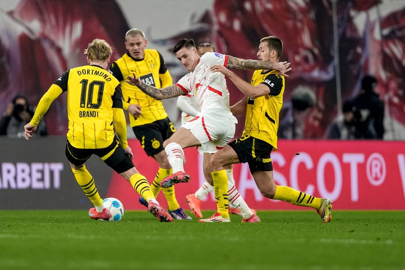 莱比锡在客场不敌对手，德甲前四悬念重现