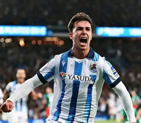 丹麦队迎战西班牙队，争夺胜利