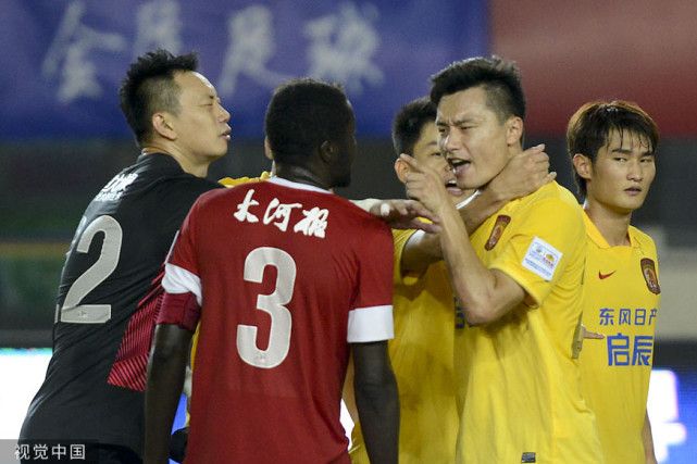 关于郜林小禁区连环射门队员神勇不怕困难的信息