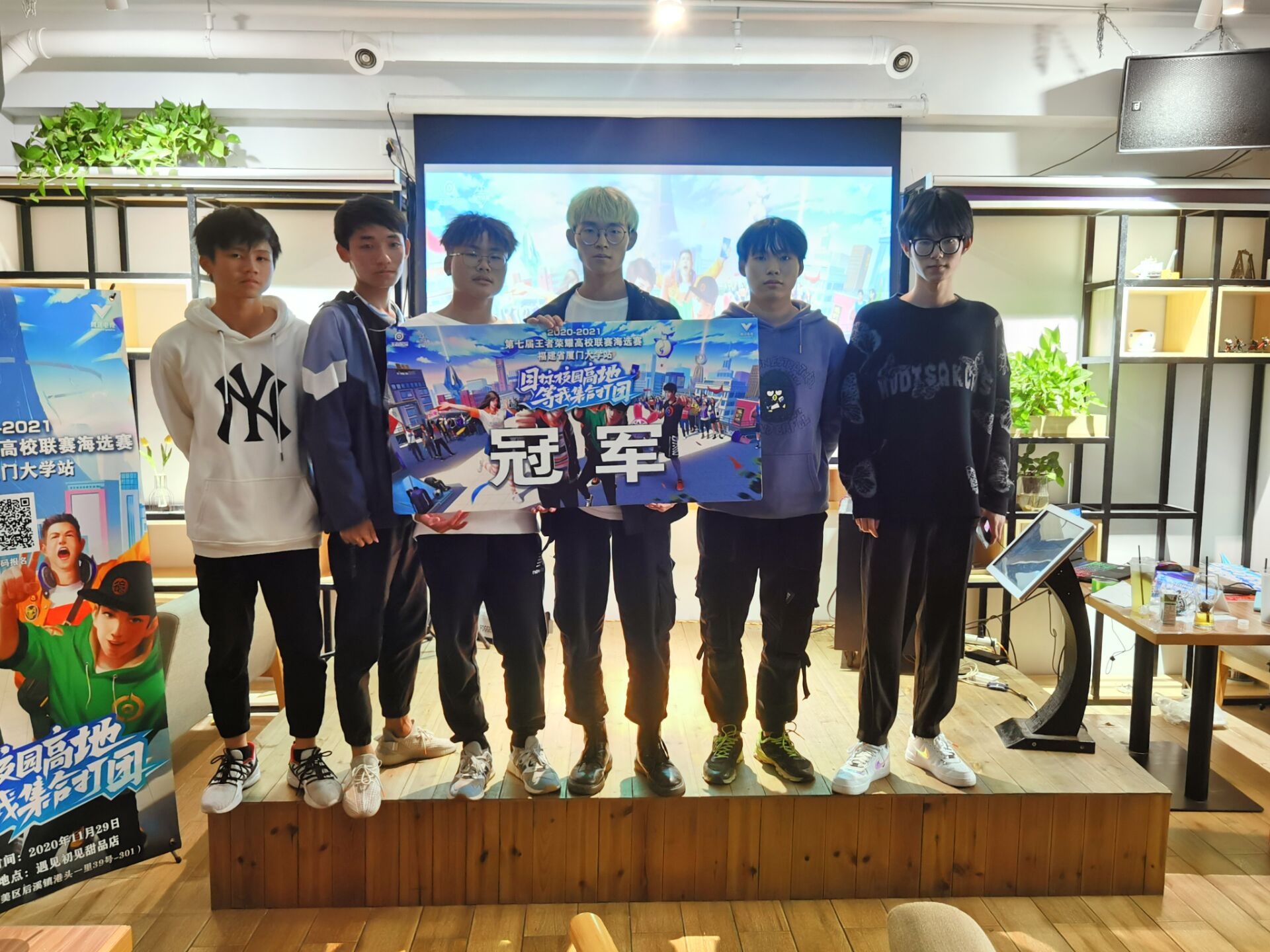 包含队伍壮大实力蒸蒸日上，绽放国际荣耀的词条