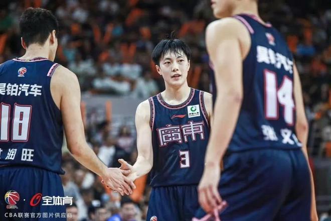 包含广东华南虎主场惨遭逆转，教练组紧急调整防守策略的词条