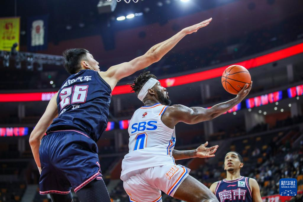 包含广东华南虎主场惨遭逆转，教练组紧急调整防守策略的词条