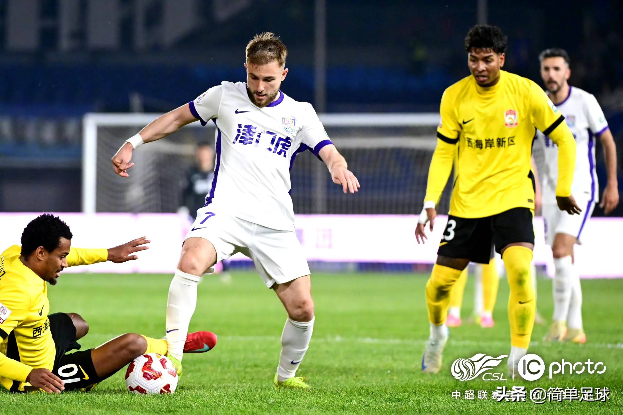 包含圣埃蒂安客场作战，球队面临关键考验备战双线赛事的词条