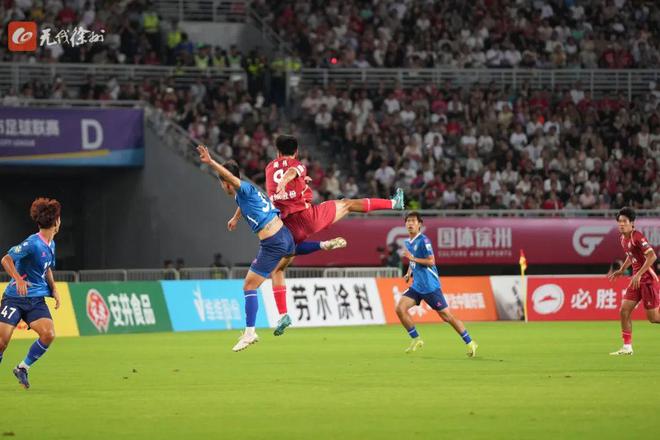 1xbet体育活动-包含国内足球联赛一场激烈的对抗，双方拼尽全力的词条