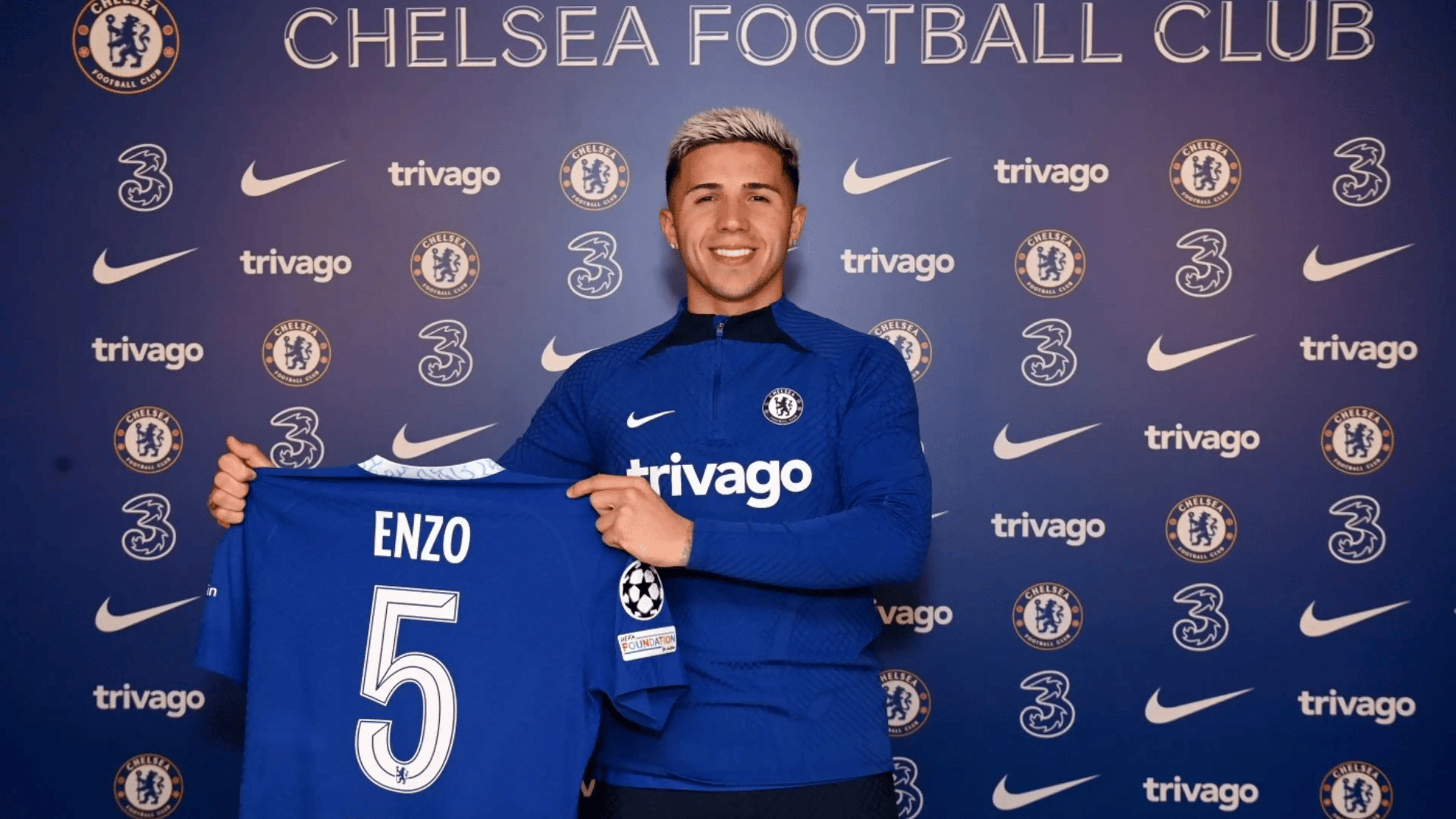 包含切尔西求购阿贾克斯中场，斥巨额转会费的词条