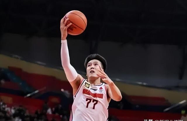 华丽转身！篮球明星的意外表现令人惊叹的简单介绍