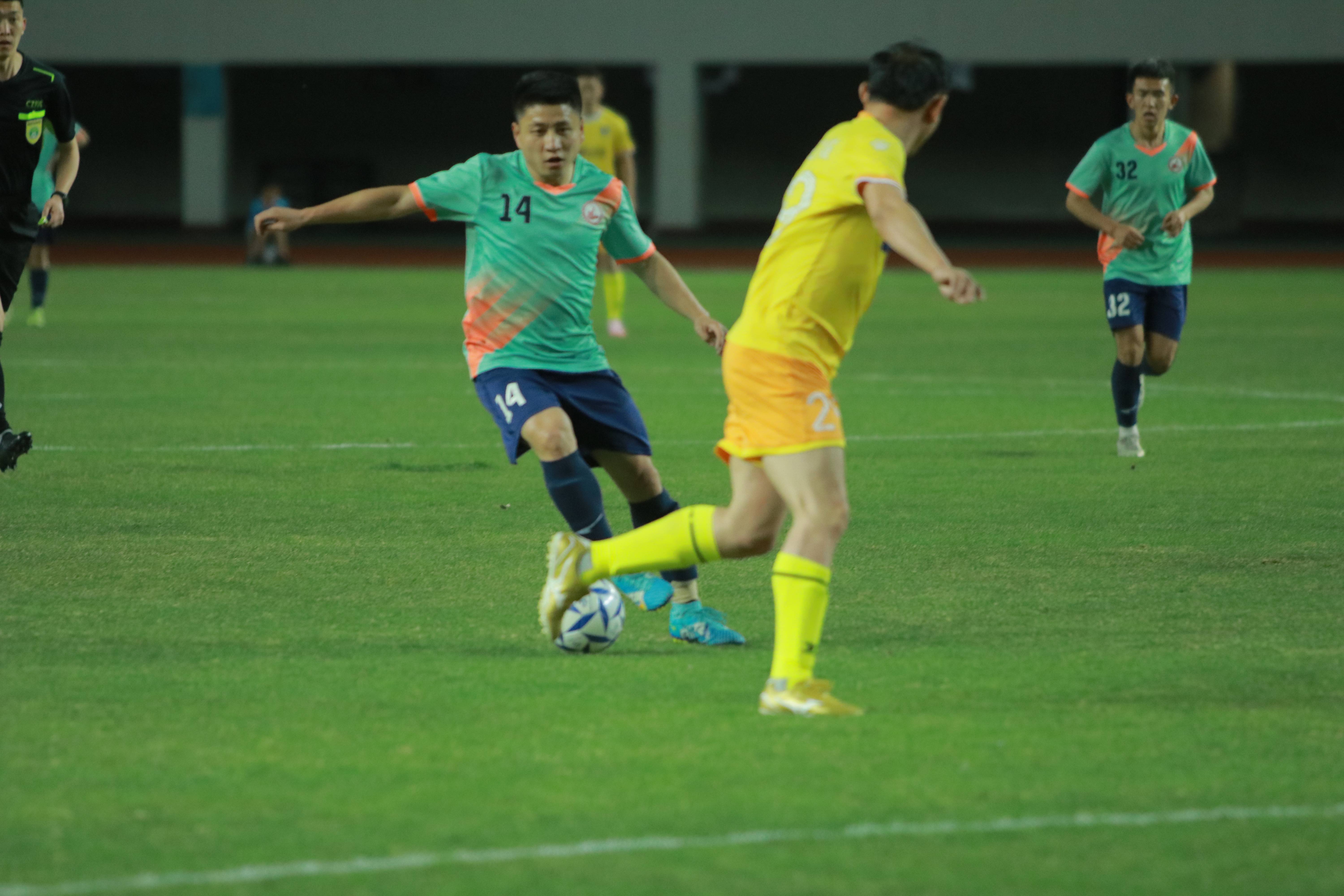 中国足球比赛激烈对决，球员表现令人惊叹