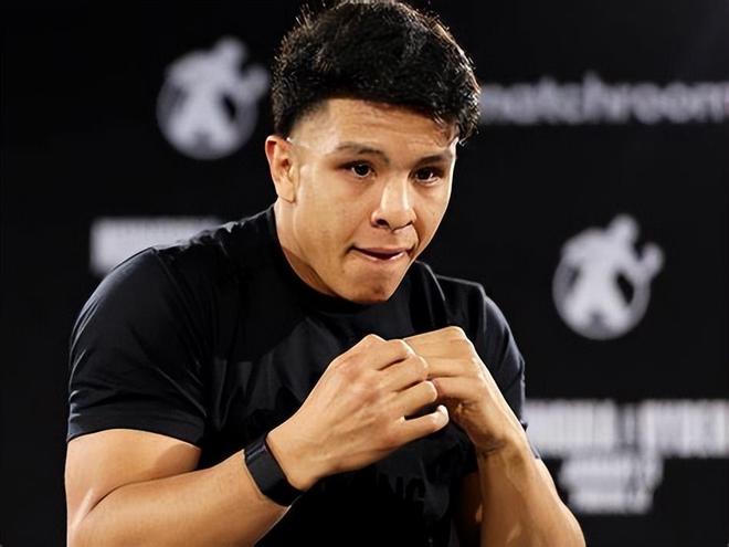 墨西哥拳击选手稳操胜券，击败对手