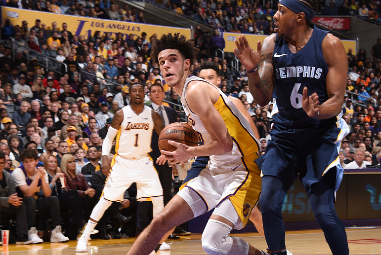 灰熊队众将庆祝关键胜利，信心大增！的简单介绍