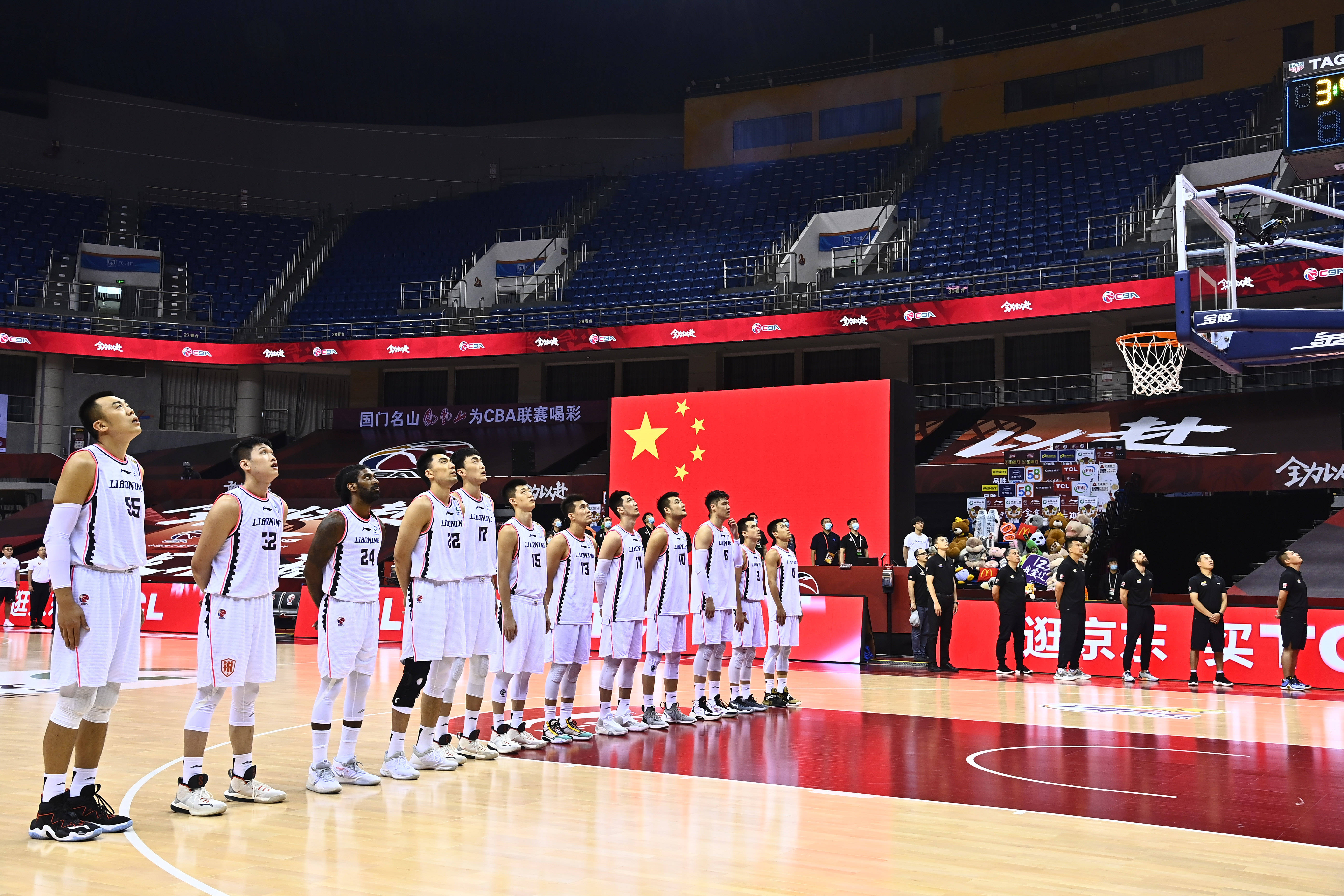 CBA比赛火爆现场掀起狂潮