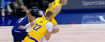 1xbet体育课程-前场抢断成功，球队迅速反击