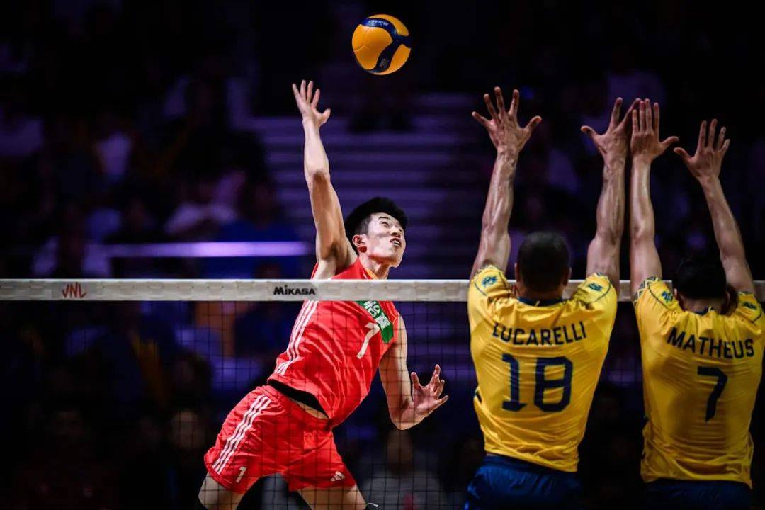 1xbet体育官网登录网址-男排队伍拼尽全力，斩获胜利