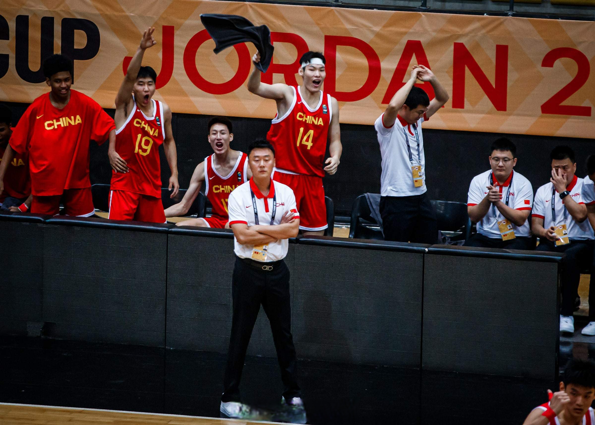 男排队伍拼尽全力，斩获胜利